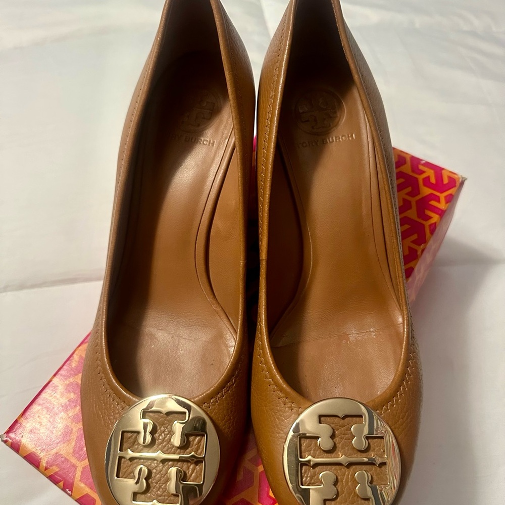 Tory Burch Camel Leather wedge Gold Logo. - Picture 6 of 6